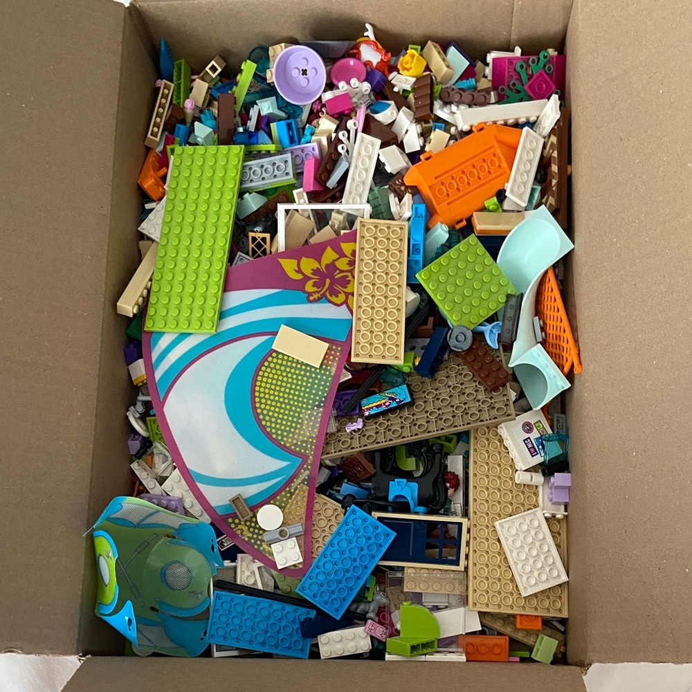 Miscellaneous Lego parts, 3-4 sets but incomplete various Colors and sizes
